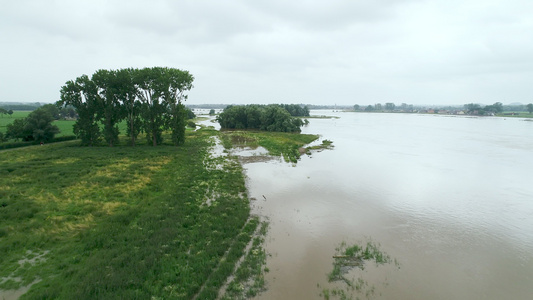 荷兰马斯河洪水视频