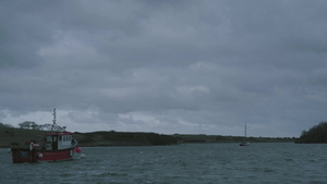 北爱尔兰贝尔法斯特海中旋转的渔船14秒视频