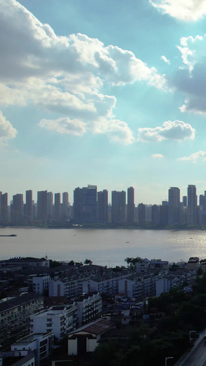 航拍城市蓝天白云晴朗阳光天空道路桥梁交通车流街景素材天空素材63秒视频