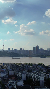 航拍城市蓝天白云晴朗阳光天空道路桥梁交通车流街景素材天空素材视频