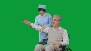 4K绿幕女护士给老年病人捏肩按摩手臂52秒视频