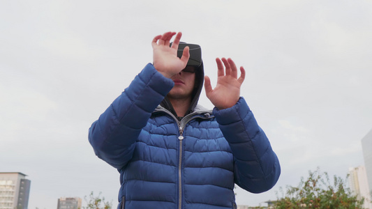 意大利城市戴 VR 护目镜的男人视频