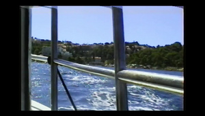 海浪撞击克罗地亚帆船的一侧15秒视频