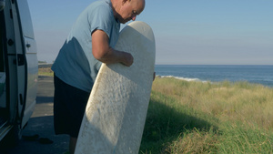 男子在海岸打蜡冲浪板12秒视频