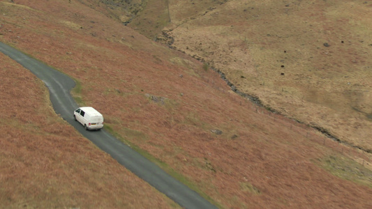 英国坎布里亚郡湖区国家公园公路上的小型货车视频