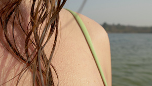 荷兰布雷达湖边棕色头发湿漉漉的女人21秒视频