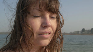 荷兰布雷达湖边棕色头发的女人23秒视频