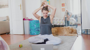 穿着运动服的女人坐在笔记本电脑前的地板上15秒视频