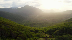 智利巴塔哥尼亚阳光下的山景11秒视频
