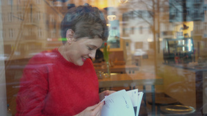 德国柏林咖啡馆微笑的女人浏览目录9秒视频