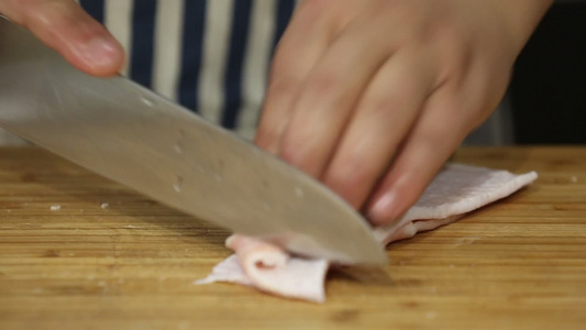 厨师处理猪皮 视频