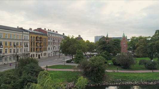 瑞典马尔默老城建筑和带池塘的公园视频