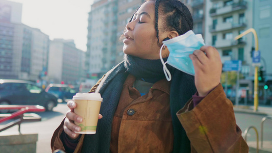 意大利街头摘下口罩喝咖啡的年轻女子视频