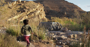 以色列内盖夫沙漠米茨佩拉蒙沙漠景观中的母子28秒视频