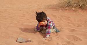 约旦亚喀巴省瓦迪拉姆沙漠沙漠中玩耍的男孩15秒视频