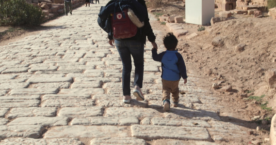 约旦佩特拉接近废墟的母亲和儿子视频
