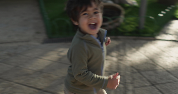 以色列跑户外的微笑的男孩视频