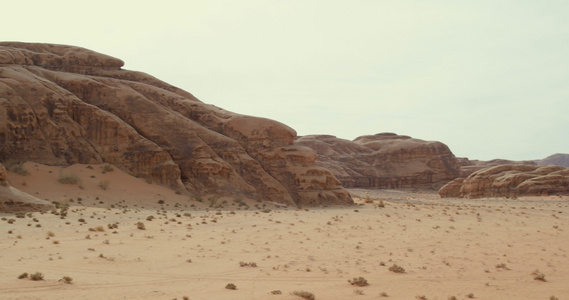 约旦瓦迪拉姆沙漠的岩石和沙子视频