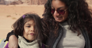 约旦瓦迪拉姆沙漠的母亲带着孩子10秒视频