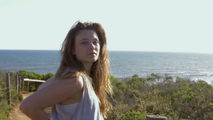 澳大利亚维多利亚海滩上年轻女子的画像15秒视频