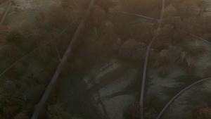 英国伦敦日落时分穿过田野的道路40秒视频
