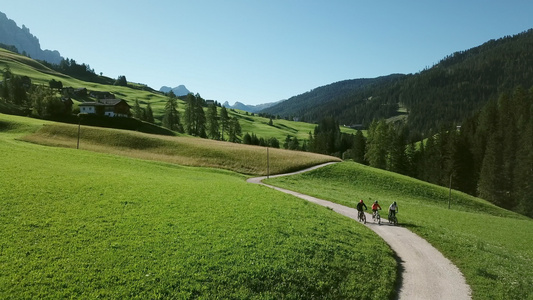 意大利阿尔塔巴迪亚三个人在风景中骑自行车视频