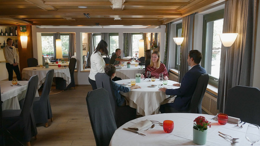 意大利阿尔塔巴迪亚餐桌上的女服务员 一起为家人提供食物视频