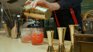 意大利阿尔塔巴迪亚酒吧柜台的酒保准备鸡尾酒14秒视频