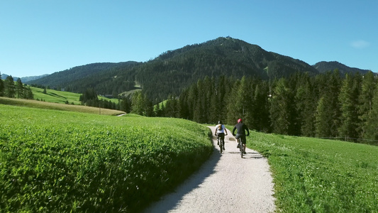 两个人在风景中骑自行车视频