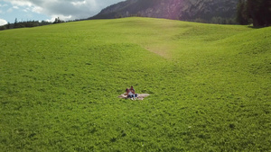 意大利阿尔塔巴迪亚绿地毯子上的情侣11秒视频