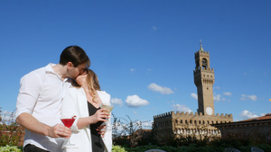 意大利佛罗伦萨拿着鸡尾酒和亲吻的年轻夫妇11秒视频