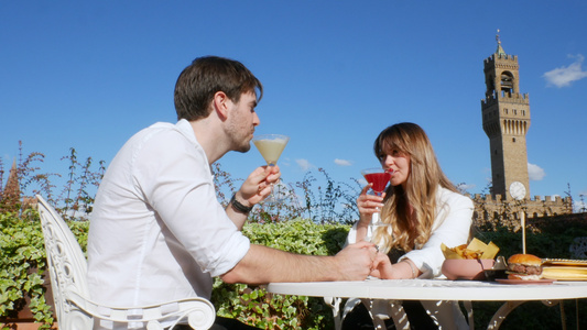意大利佛罗伦萨年轻夫妇在户外用鸡尾酒敬酒视频