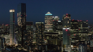 英国伦敦街市摩天大楼在晚上被照亮22秒视频