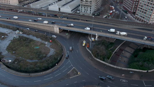 英国伦敦市高速公路和高架火车上的交通视频