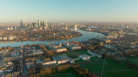 英国的城市景观与泰晤士河和金融区视频