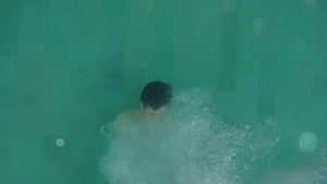 年轻人跳进游泳池夏天热带别墅派对14秒视频