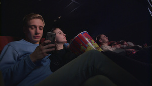 在电影院使用智能手机的年轻人15秒视频