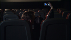 青年人在空的电影厅里接吻16秒视频