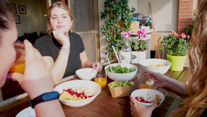 三名年轻女子在意大利露台上吃午饭8秒视频