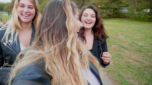 意大利公园里，三名年轻女子微笑着向镜头挥手视频
