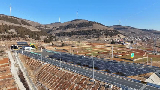 大山深处高速路旁的新能源发电视频