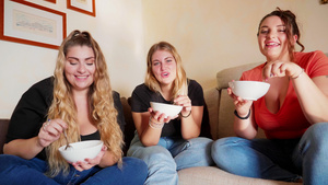 意大利三名年轻女性对着镜头微笑吃碗里的水果沙拉17秒视频