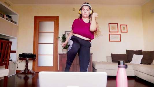 意大利在家在笔记本电脑前锻炼的年轻女性视频