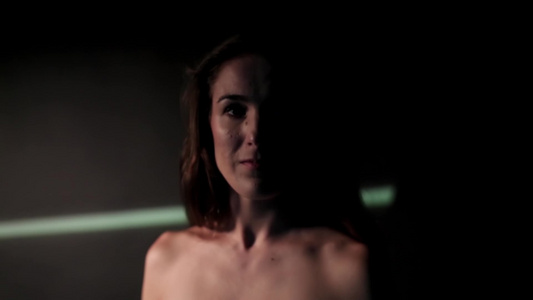 扫描身体的光着膀子的女人视频