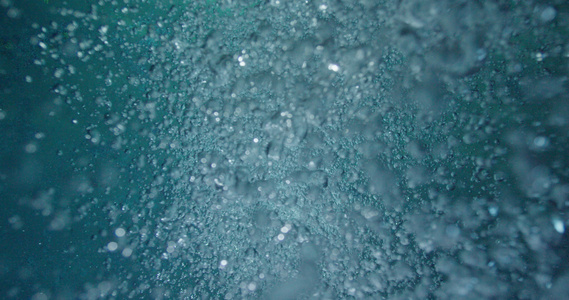 水下蓝色的水泡视频