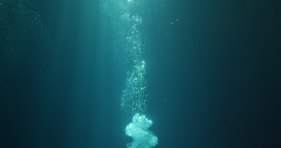 水下的阳光和气泡视频