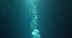 水下的阳光和气泡28秒视频