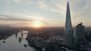 泰晤士河和日落的城市，伦敦，英国32秒视频