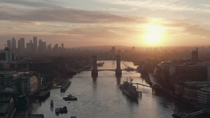 泰晤士河和日落的城市，伦敦，英国26秒视频
