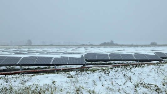 荷兰弗里斯兰在积雪的领域的太阳能电池板视频